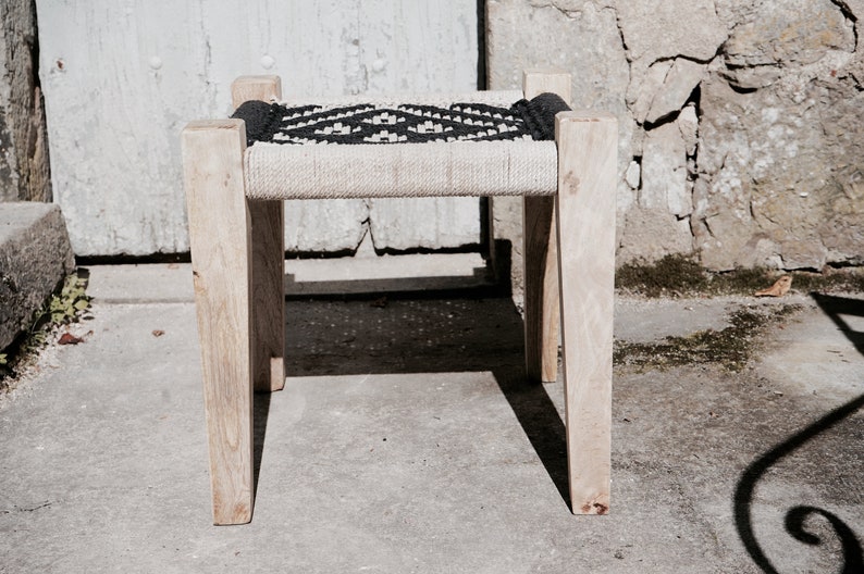 banquettes et petits tabourets tress\u00e9s. Charpoy ou lit indien d\u00e9clin\u00e9 en bancs