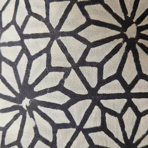 Tissu au mètre, impression au tampon, motif fleurs liserons noir et blanc, coton organic, teinture végétale