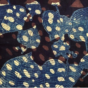Bio-Baumwolle, pflanzlich gefärbt, Tampondruck, blattblauer Hintergrund, Breite. 110/115. Verschiedene Batikmodelle auf unserer Website