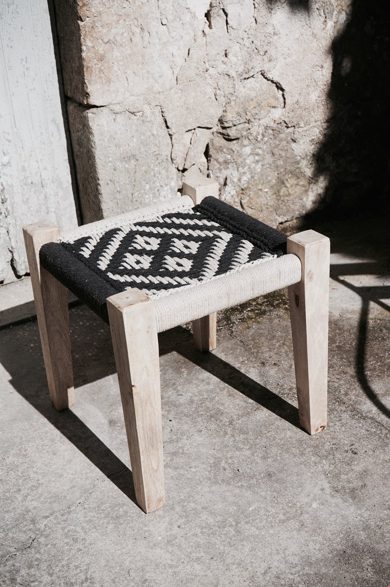 banquettes et petits tabourets tress\u00e9s. Charpoy ou lit indien d\u00e9clin\u00e9 en bancs