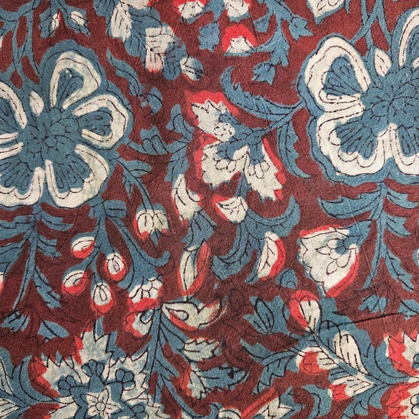Tissu au mètre, impression au tampon, motif fleurs bleu et rouge