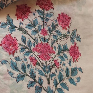 Tessuto al metro, stampa a blocchi, sfondo floreale bianco, larghezza 110/115 cm. Disponibili vari modelli batik e stampa a blocchi sul nostro sito web.