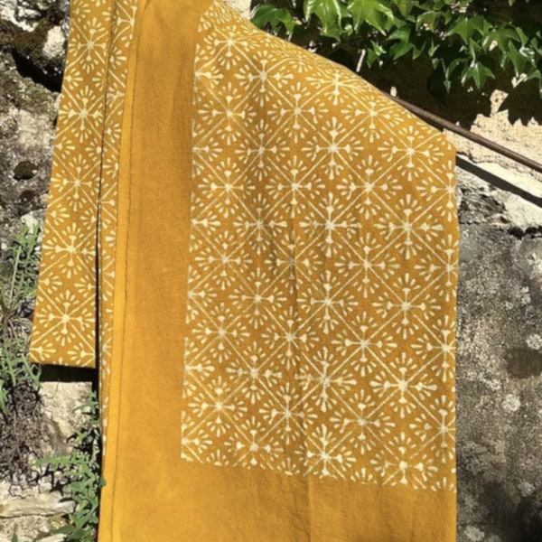 Nappe motif blanc sur fond curcuma, rideau, couvre lit, teinte végétale jaune