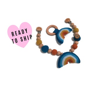 Handgjord barnvagnskedja + rattle presentset • regnbåge • bitring • amigurumi • virkad barnvagnsgirland • kinderwagenkette • wagennyckel