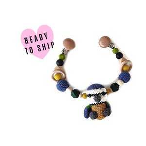 BARNVAGNSKEDJA • amigurumi blåmes • tomtitfågel • virkad barnvagnsgirlang • barnvagnskett • vagnspänne • Klar att skickas