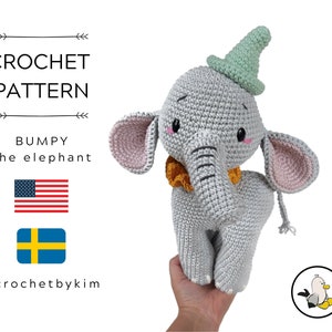 Puede incluir: Patrón de crochet para un elefante gris con orejas rosas, un sombrero verde y un collar amarillo y naranja. El patrón se llama "Bumpy the Elephant" y está disponible en inglés y sueco. El patrón es de "crochetbykim".