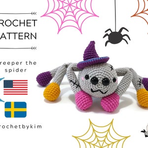 Peut inclure: Patron de crochet pour une araignée grise portant un chapeau de sorcière violet avec un bord bleu. L'araignée a des accents roses et jaunes et est assise sur un fond blanc. Le texte "Creeper the spider" est écrit au-dessus de l'araignée. Les drapeaux américain et suédois sont affichés sous le texte. Le texte "crochetbykim" est écrit sous les drapeaux.