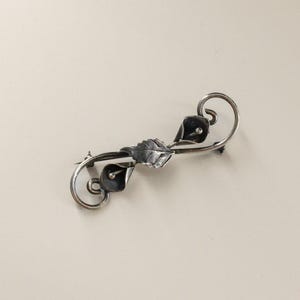 Broche de barra de plata de ley con forma de lirio de cala de los años 50