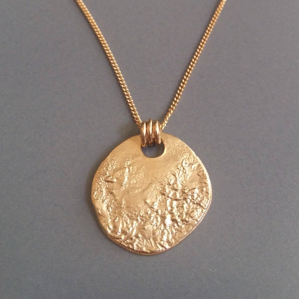 Gouden maanketting, gouden vollemaanketting, gouden gelaagdheid schijfketting, getextureerde 18K muntketting, minimalistisch dagelijks gouden medaillon