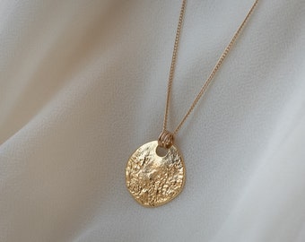 Collier de lune en or, collier de pleine lune en or, collier de disque de superposition d’or, collier de pièces de monnaie texturé de 18 carats, médaillon en or minimaliste de tous les jours