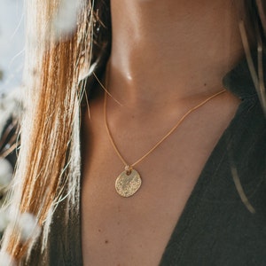Gold Mond Halskette, Vollmond Halskette, Layering Disc Halskette, texturierte 18K Münze Halskette, minimalistisches alltägliches Medaillon, zierliche Kette