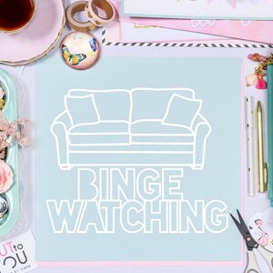 Binge Watching Couch SVG Digital Cut File parfait pour tous les projets d’artisanat de papier, scrapbooking, fabrication de cartes, décoration intérieure.