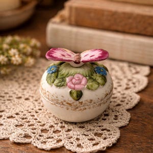 Pequeña caja de baratijas vintage con forma de mariposa