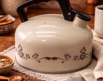 Bouilloire à thé florale crème vintage sur réchaud, théière