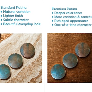 Puede incluir: Imagen que compara dos estilos de pátina: Estándar y Premium. La pátina Estándar presenta variación natural y un acabado más claro, mientras que la Premium ofrece tonos de color más profundos y un aspecto envejecido. El texto dice "Elige tu estilo de pátina."
