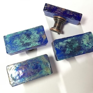 Ladeknoppen van oceaanblauw glas met patina en antieke koperen basis