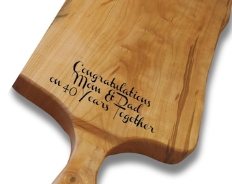 Tabla de embutidos de madera tallada a mano, grabado personalizado disponible, tabla de quesos, regalo de inauguración de casa o aniversario.