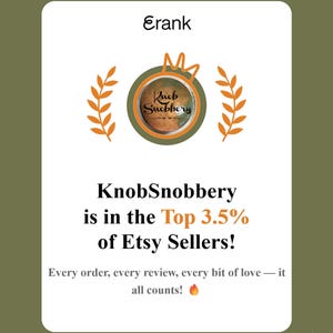 Op de afbeelding: Een witte kaart met bovenaan de tekst "Erank" en een logo voor "KnobSnobbery" in een cirkelvormig ontwerp. De tekst "KnobSnobbery staat in de Top 3,5% van Etsy-verkopers!" wordt ook weergegeven, samen met de zin "Elke bestelling, elke beoordeling, elk beetje liefde - het telt allemaal!"