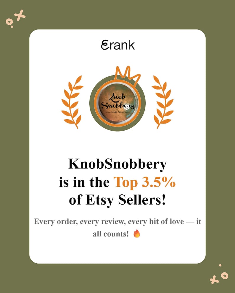 Op de afbeelding: Een witte kaart met bovenaan de tekst "Erank" en een logo voor "KnobSnobbery" in een cirkelvormig ontwerp. De tekst "KnobSnobbery staat in de Top 3,5% van Etsy-verkopers!" wordt ook weergegeven, samen met de zin "Elke bestelling, elke beoordeling, elk beetje liefde - het telt allemaal!"