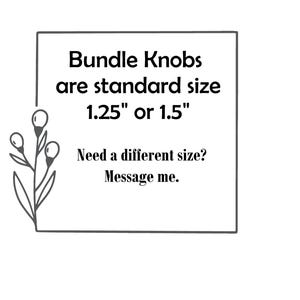 Op de afbeelding: Witte achtergrond met een zwart rechthoekig kader met tekst. De tekst luidt "Bundle Knobs are standard size 3,18 cm of 3,81 cm." Extra tekst: "Need a different size? Message me." Een bloemenillustratie staat in de hoek.