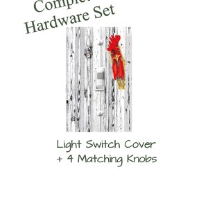 Op de afbeelding: Een rechthoekige lichtschakelaarafdekking met een wit verweerd houtnerfpatroon en een kleurrijke haan-kopafbeelding aan de rechterkant. De tekst Complete Hardware Set en Light Switch Cover + 4 Matching Knobs staat rondom de afdekking gedrukt.