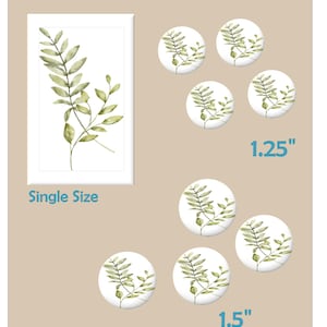 Può includere: Un set di pomelli e interruttori con tema botanico. Il set include una stampa incorniciata di dimensioni singole e diversi pomelli rotondi, di 3,18 cm e 3,81 cm di diametro, tutti con disegni di rami verdi su sfondo bianco.