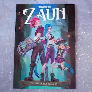 Puede incluir: Un póster con el texto "WELCOME TO ZAUN" y "-THE CITY OF IRON AND GLASS-". Muestra tres personajes con cabello rosa, azul y turquesa. Los personajes están en poses dinámicas, sobre un fondo oscuro y atmosférico, con enfoque en la ciudad.
