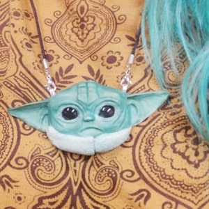 Bebé niño alienígena &quot;ish&quot; con orejas enormes - Como amuleto / collar / broche - Listo para usar y hecho a medida - Nariz de botón, cara de muñeca - Hecho a mano con resina