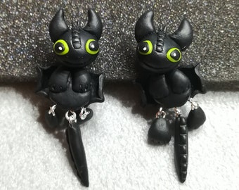 DRACHEN mit WENIGER ZÄHNEn Ohrringe - Schwarze Nacht - Dark Midnight Winged Dragon mit grünen Augen - Ohrstecker hängend in Deinem Ohr - Made aus Ton