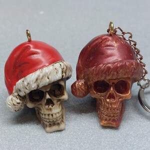 Hoed schedel sleutelhanger - feestelijk alternatief kerstmis, macaber, Halloween kerstmis, Dia de los muertos, Day Dead - sleutelhanger sleutelhanger - gemaakt van hars