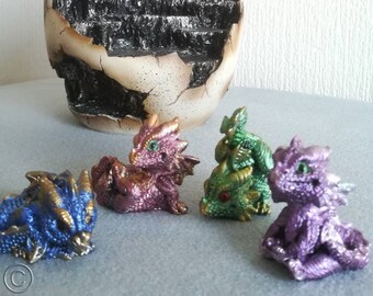 Drachen Sammeln, 4 verschiedene Posen und 4 verschiedene Farben / Farben: Lila, Grün, Rot und Blau Baby Drachen / Lila Ei Geode
