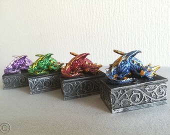 Dragon Safehold - Pudełko na biżuterię - Pudełko na drobiazgi - Grobowiec Kamienia Smoka - Pudełko na skarby - Fioletowy, Zielony, Czerwony i Niebieski - Ręcznie wykonane z żywicy 8,4 cm