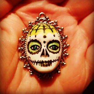 Zucker Schädel Cameo Halsketten - Alebrije, Tag des Todes, Horror, Wand der Gesichter, Halloween-Köpfe - Custom made & ready 2 gehen - mit Ton