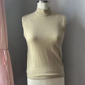 Blusa de cashmere sem mangas creme dos anos 70, gola alta, média grande, vintage, 38