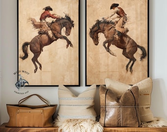 Peut inclure: Deux impressions encadrées de style vintage représentant un cow-boy sur un cheval sauvage. Les impressions sont au-dessus d'un banc en bois avec des accessoires en cuir et tissés, dont des coussins, un sac fourre-tout et un panier. Un tapis à motifs noir et blanc est au sol.