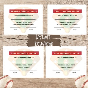 Puede incluir: Cuatro certificados de premio de béisbol imprimibles con un gráfico de diamante de béisbol. Los certificados son para "Awesome Tee Ball Player", "Most Valuable Player", "Best Offensive Player" y "Best Defensive Player".