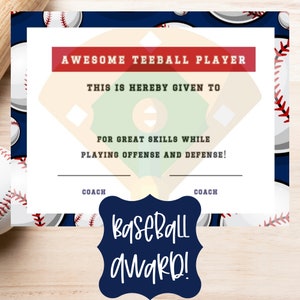 Könnte beinhalten: Ein druckbares Zertifikat mit einem Baseballfeld-Design und dem Text "Awesome TeeBall Player" in Rot. Das Zertifikat ist für einen Spieler, der beim Spielen in Angriff und Verteidigung große Fähigkeiten gezeigt hat. Der Text "Baseball Award!" ist in einem blauen Banner am unteren Rand des Zertifikats geschrieben.