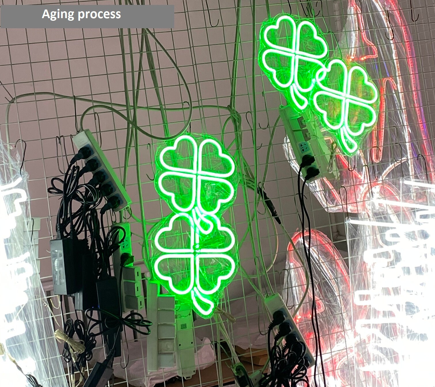 Insegna Al Neon LED Per San Patrizio - Trifoglio Portafortuna Con Scritta 'Lucky' - Luce USB 30x29 Cm - 3