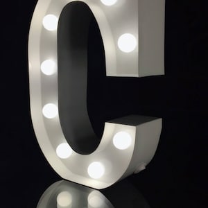Métal Blanc Lettre Initiale C Chapiteau Lettre Lumière 9 « hauteur Maison Mariage Mur Table Décor Fonctionne sur batterie