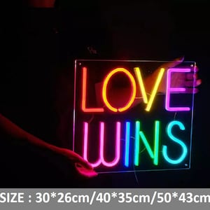LOVE WINS Leuchtreklame mit Acryltafel Leuchtbuchstaben Neonbuchstaben Home Schlafzimmer Wohnheim Shop Store Wand Tisch Dekor