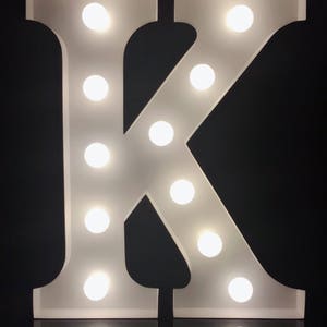 Feito à mão 9 "metal branco iluminar letras k a pilhas casa festa loja loja janela mesa casamento decoração dos namorados presente