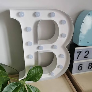 Letras de marquesina de metal blanco de 12" de la A a la Z iluminadas con iniciales del alfabeto, letras iluminadas, decoración para el hogar, fiestas, bodas, tiendas, funciona con pilas.