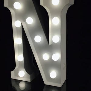 Vintage hecho a mano metal blanco N marquesina carta luz 9 "altura iluminar alfabeto letra noche luz guardería niños luz decoración de boda ligera