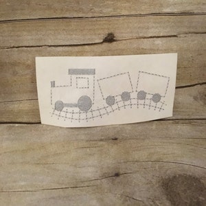 Könnte beinhalten: Ein einfaches Schwarzweiß-Stickmuster eines Zuges mit drei Wagen auf einem Gleis.