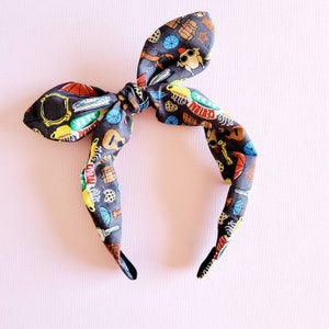 Friends Knot Bow Band, Knotty Bow
