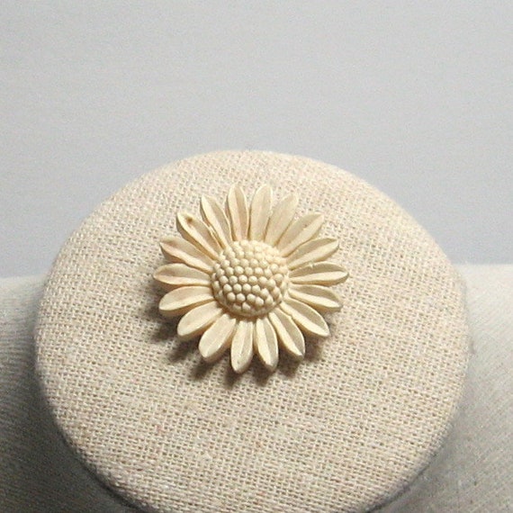 Vintage 1960s Unusual, Small and Sweet Daisy Pin, 