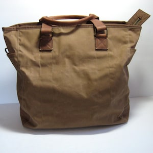 Bolso de mano/satélite grande J Crew, vintage, década de 1990, nuevo, sin etiquetas, con ribete de cuero y lona impermeable en color marrón cacao, correa de hombro extraíble, condición EX.