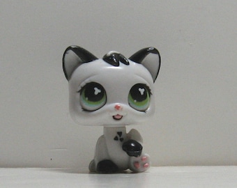 LPS Littlest Pet Shop Authentic 2005 Sitting White with Black Cat, Magnetic, Uncommon Green Eyes Magic Motion Licking, First Generation #493
