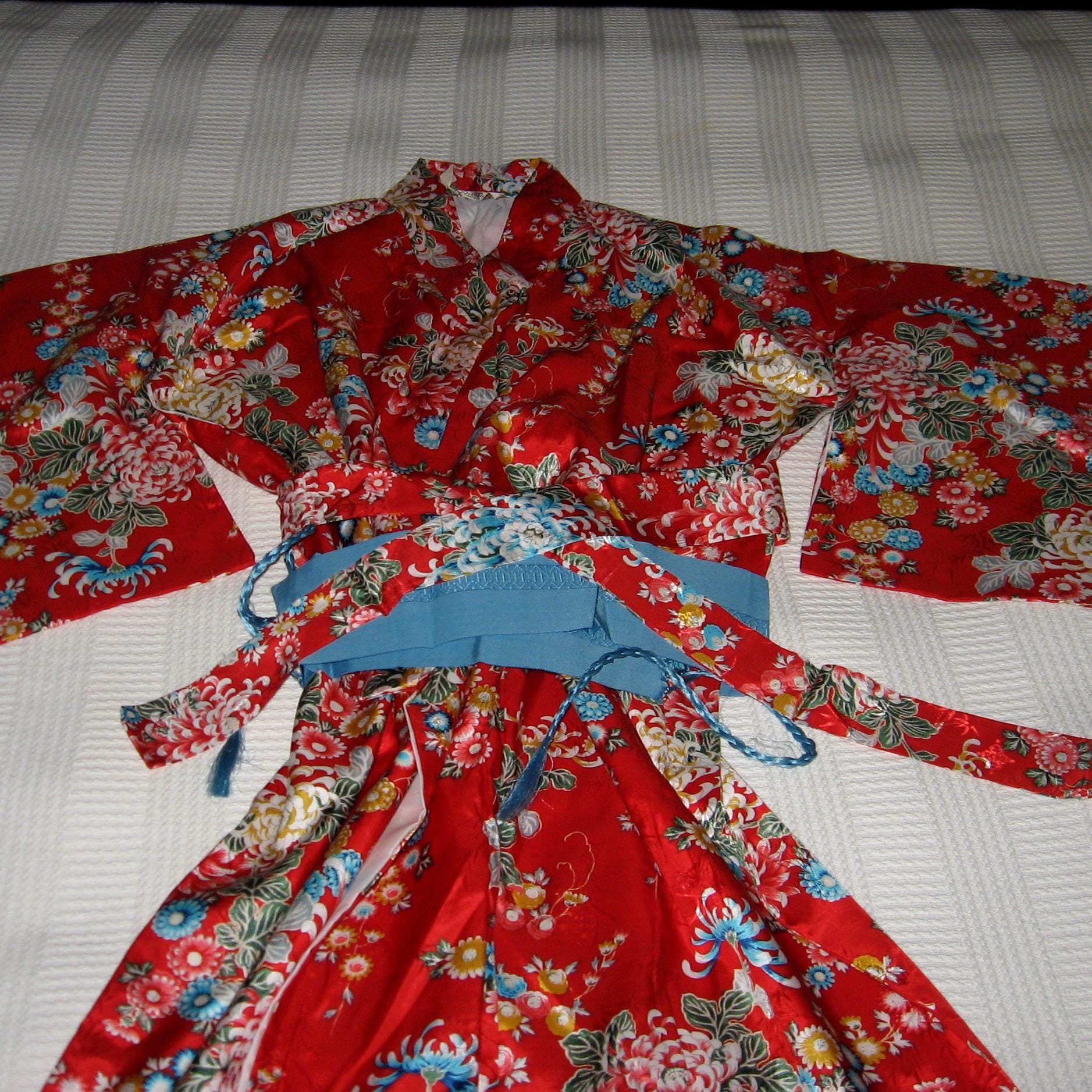 Vintage 1970s Never Worn, Beautiful Red W/chrysanthemum