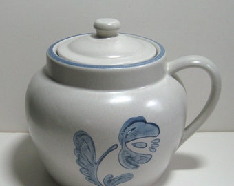 Vintage 1960s Pfaltzgraff Yorktowne Blue Floral Pattern Pickle, Sauerkraut or Bean Crock, White Stonewear, Pfaltzgraff Family Castle Stamp